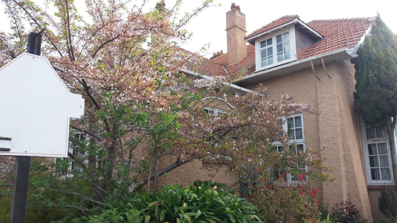 Chimneys B&B Oamaru Exterior photo